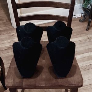 Display for necklace